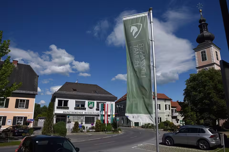 Gemeindeamt und Kirche im Zentrum von Mooskirchen