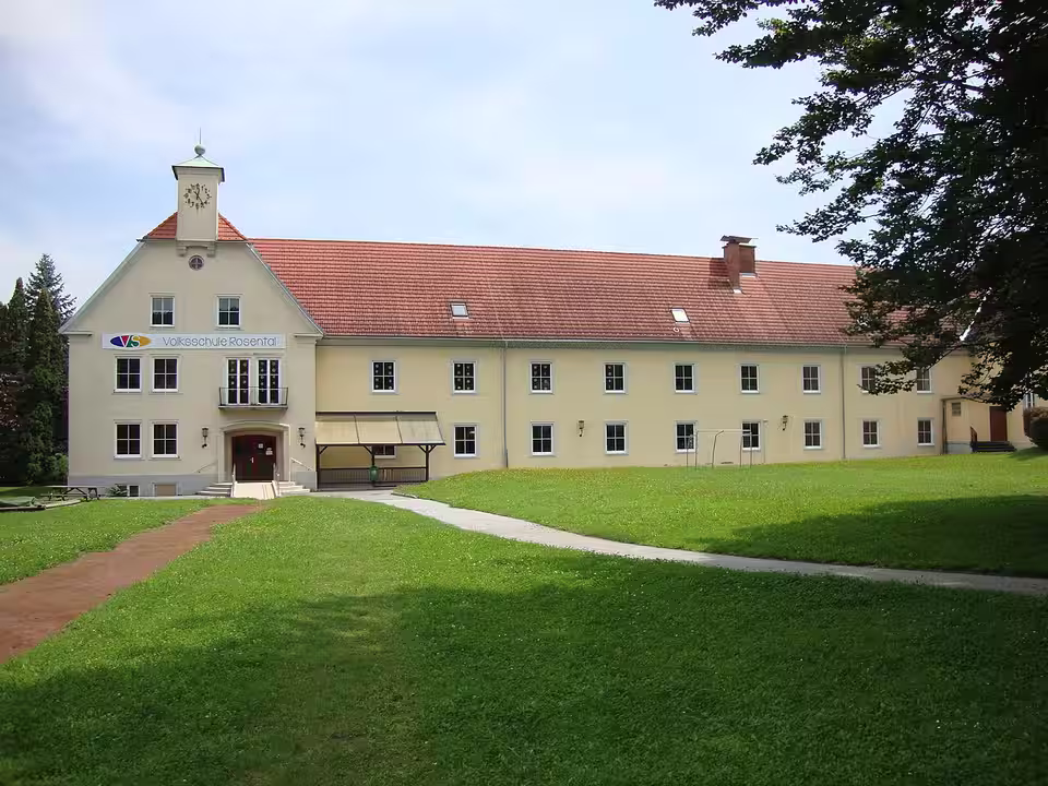 Volksschule von Rosental an der Kainach mit Rasenfläche