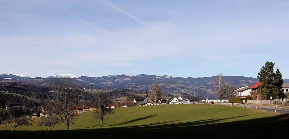 Sankt Martin am Wöllmißberg mit Blick in die Hügellandschaft