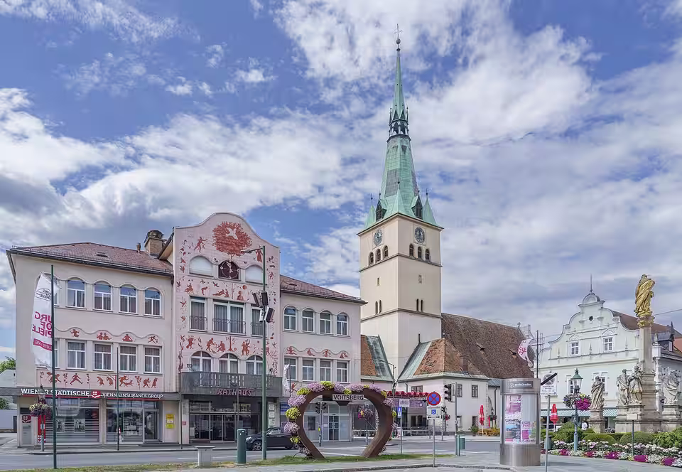 Rathausplatz von Voitsberg mit Rathaus und Kirche