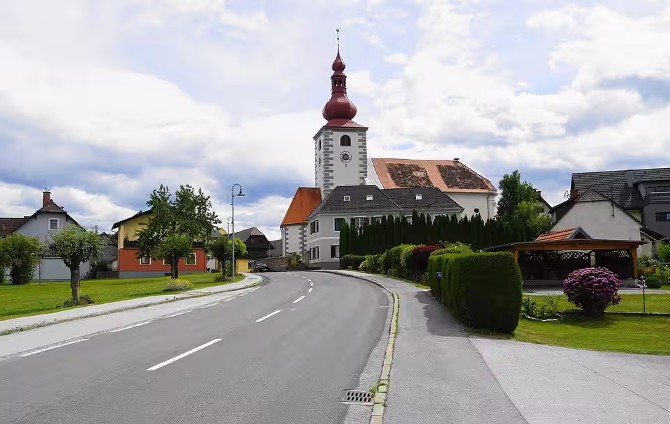 Packer Straße und Pfarrkirche in Edelschrott