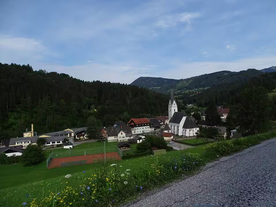 Blick auf Geistthal mit Kirche in der Gemeinde Geistthal-Södingberg
