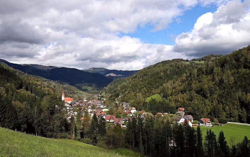 Kainach bei Voitsberg im Tal zwischen bewaldeten Hügeln
