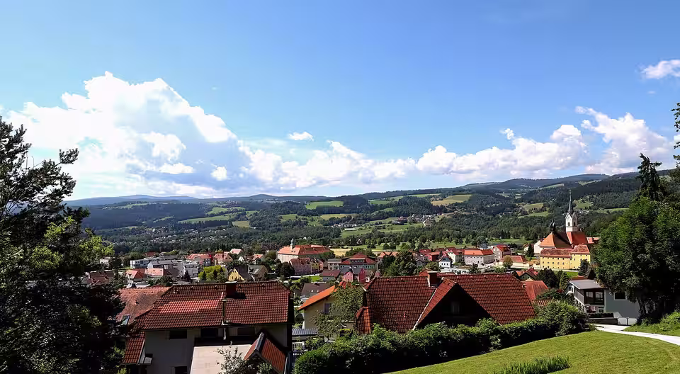 Blick über Maria Lankowitz mit Kirche und umliegenden Hügeln