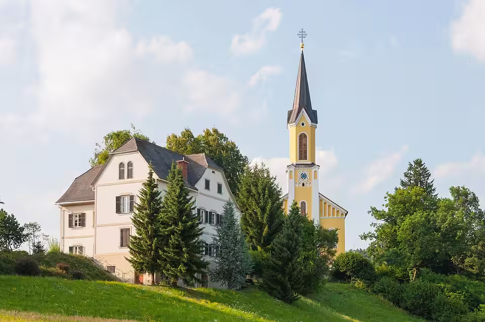 Pfarrkirche und Pfarrhof von Sankt Johann ob Hohenburg