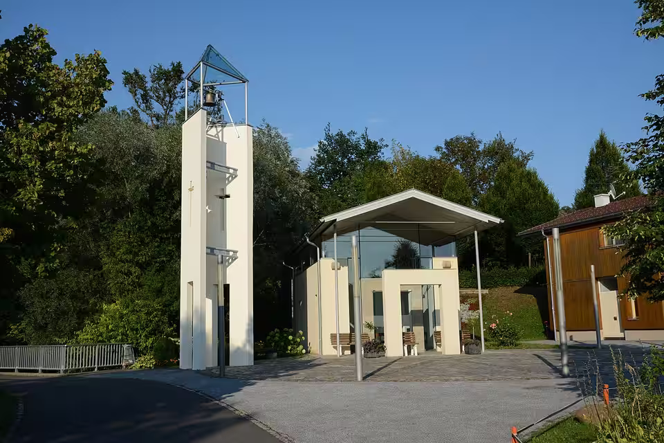 Kapelle mit Glockenturm in Floing