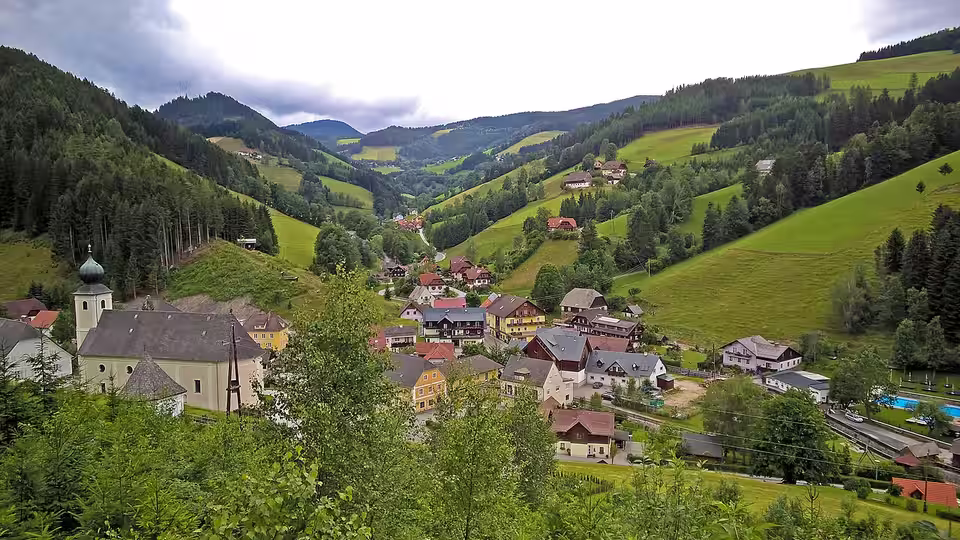 Blick von der Pfarrwiese auf Gasen und das grüne Tal