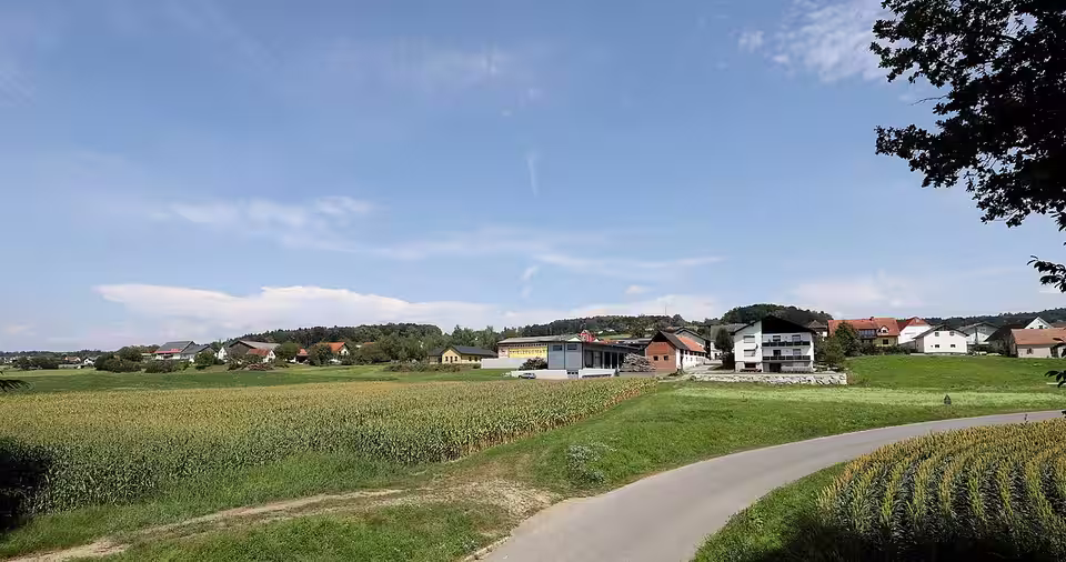 Hofstätten an der Raab mit Häusern hinter Feldern