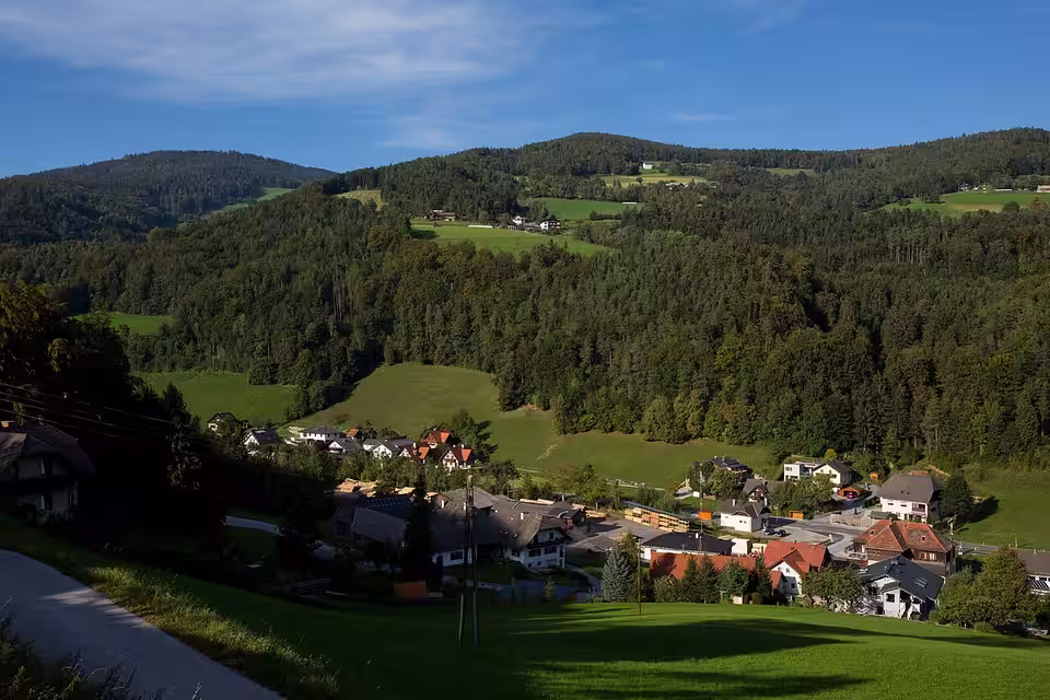 Naas bei Weiz am Fuß bewaldeter Hügel