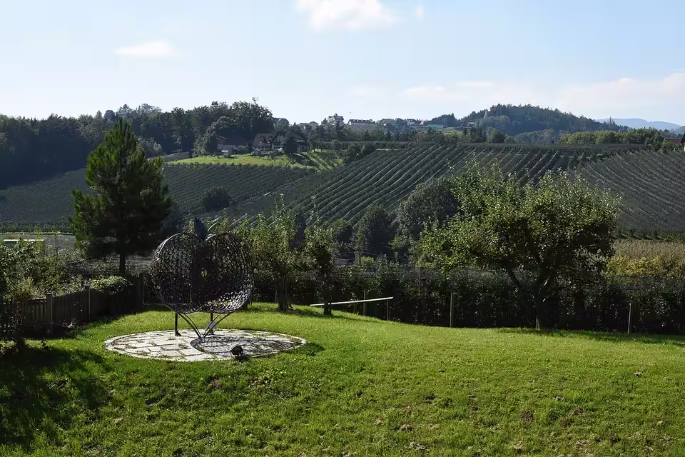 Apfelgärten und Apfelskulptur in Puch bei Weiz