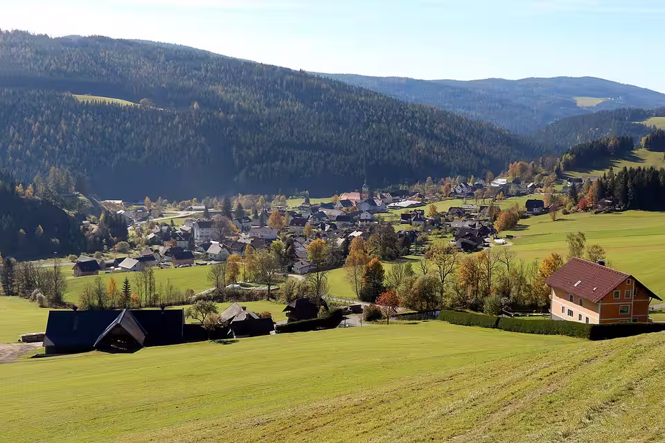 Rettenegg mit Häusern und Kirche im grünen Tal