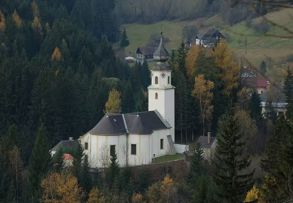 Pfarrkirche von Sankt Kathrein am Hauenstein zwischen Bäumen