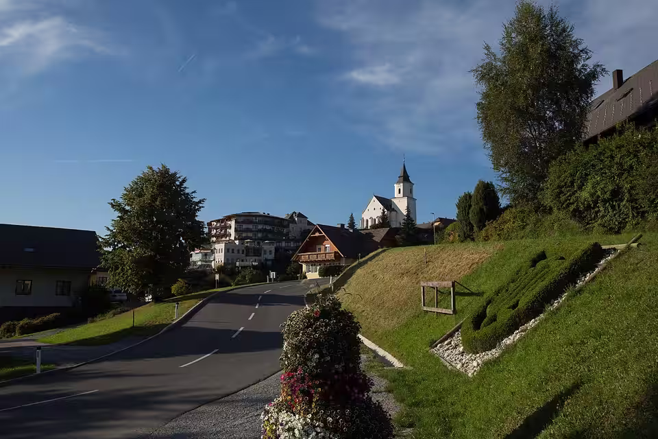 Straße zur Kirche von Sankt Kathrein am Offenegg