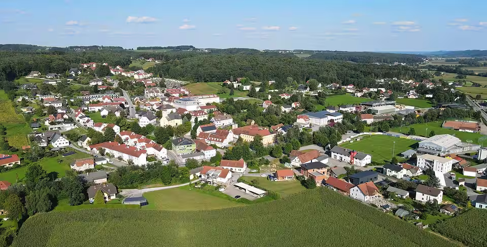 Luftaufnahme von Sinabelkirchen mit Kirche, Häusern und Feldern