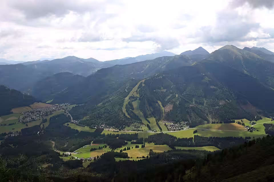 Blick vom Hengst über Hohentauern und die umliegenden Berge
