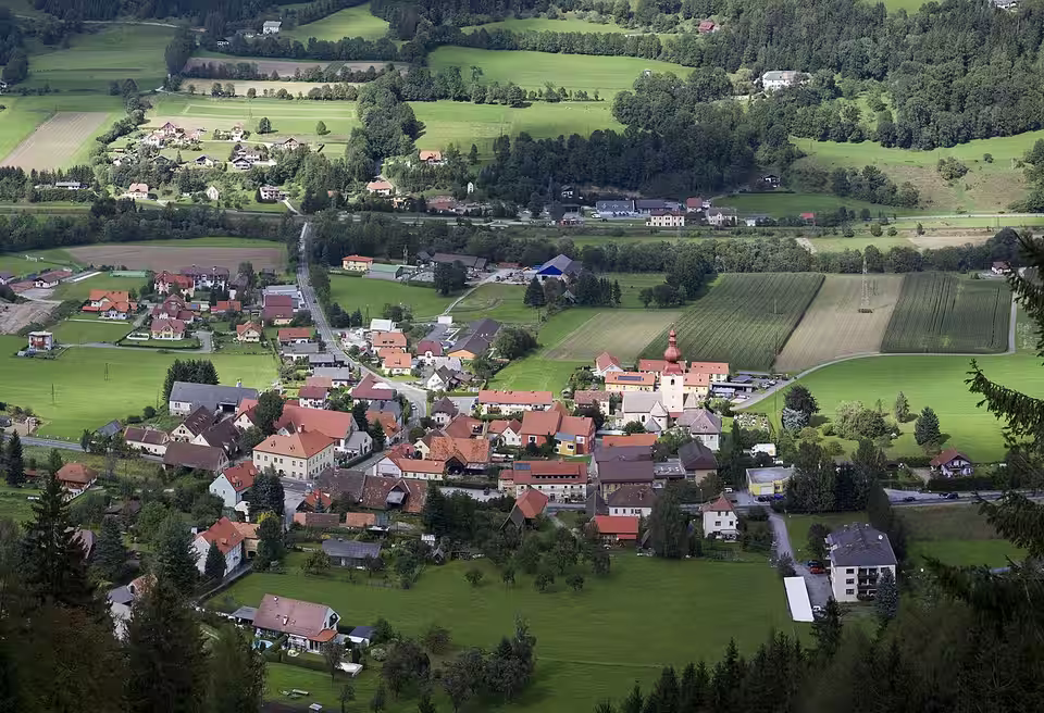 Sankt Georgen ob Judenburg mit Kirche und umliegenden Feldern