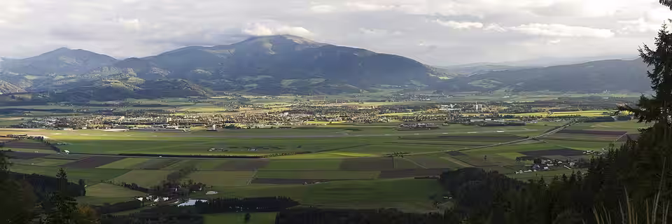 Blick auf Zeltweg mit Flugplatz und dem Ameringkogel im Hintergrund