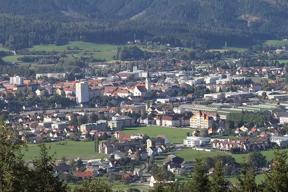 Blick auf Knittelfeld mit den Kirchtürmen im Zentrum