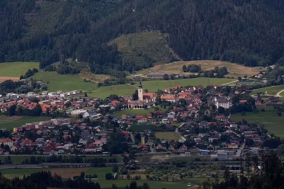 Sankt Lorenzen im Mürztal mit Kirche und umliegenden Häusern