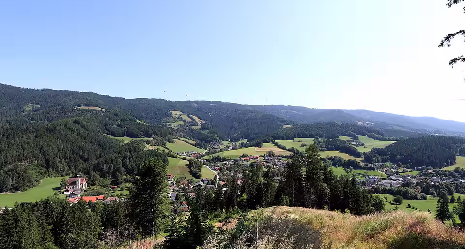 Stanz im Mürztal zwischen Wiesen und bewaldeten Hügeln