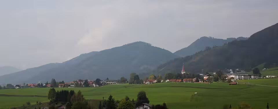Aflenz mit Kirche und Wiesen vor den Bergen
