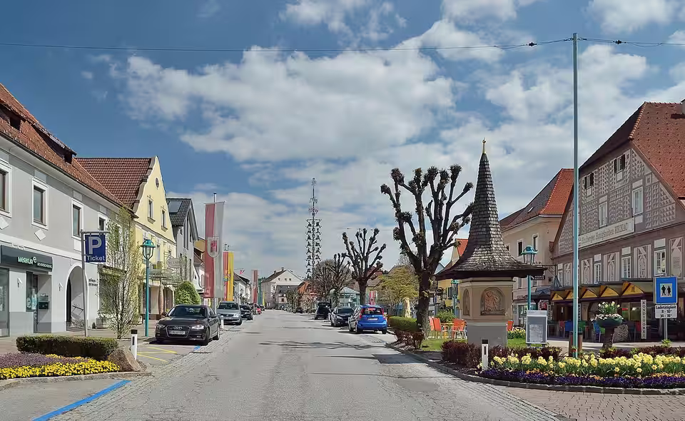 Hauptplatz von Kindberg mit bunten Häusern und Bildstock