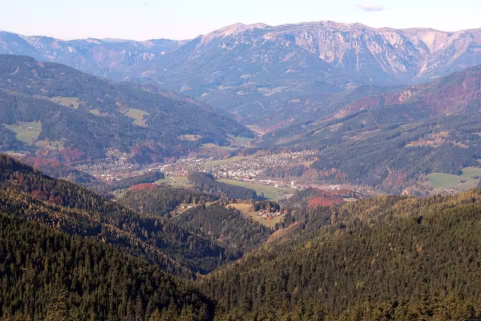 Blick aus den Bergen auf Mürzzuschlag und die Schneealpe