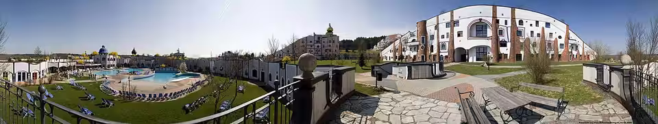Panorama der Außenbecken und Gebäude der Therme Rogner Bad Blumau