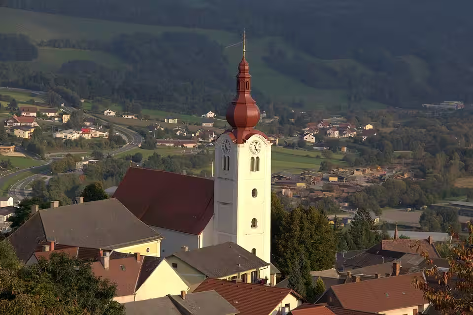 Pfarrkirche Sankt Jakobus in Friedberg mit Häusern im Hintergrund