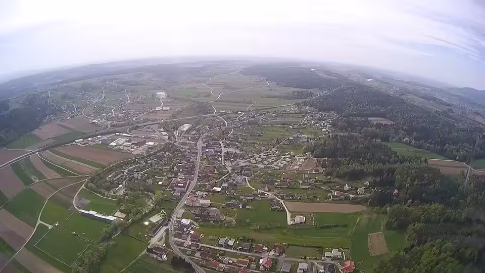 Luftaufnahme von Lafnitz mit dem Nachbarort Neustift im Hintergrund