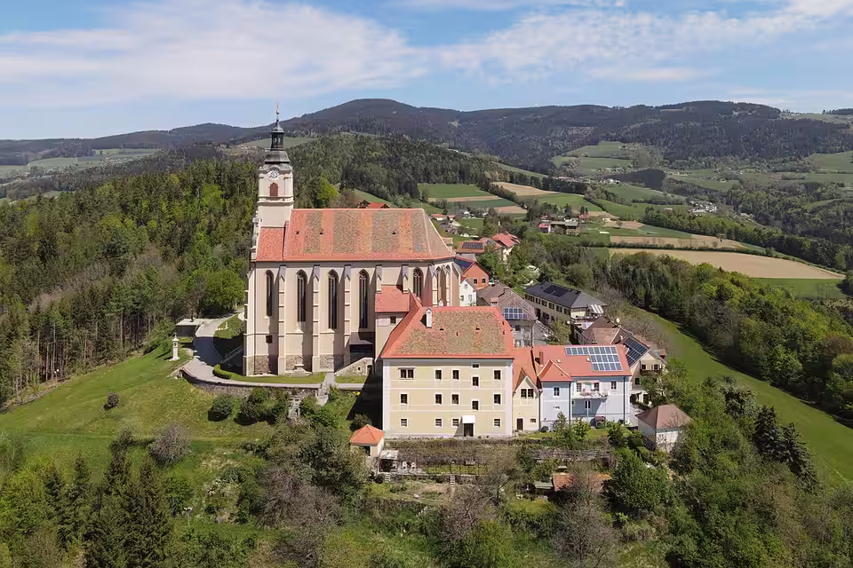 Pöllauberg mit der Wallfahrtskirche Mariä Geburt