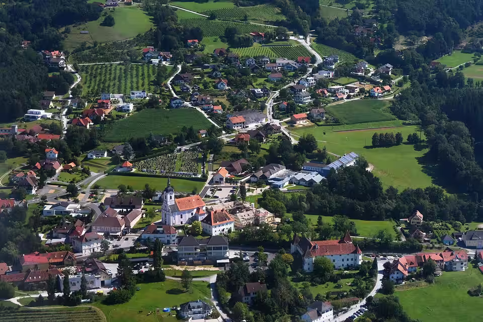 Blick auf Stubenberg mit Pfarrkirche und Häusern