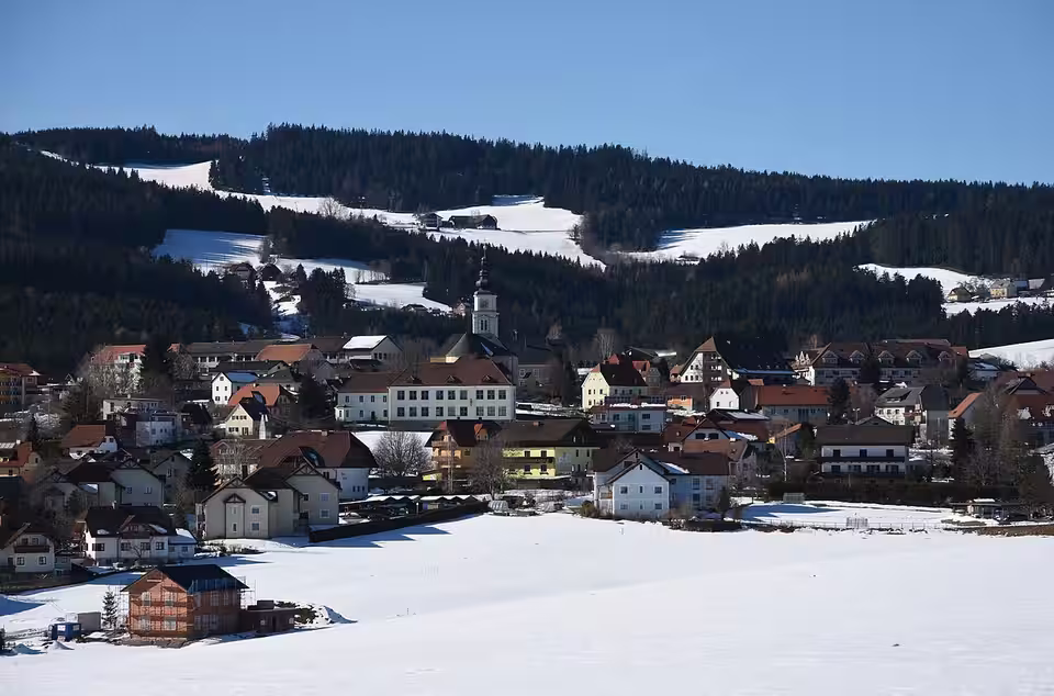 Winterlicher Blick auf Wenigzell mit Kirche