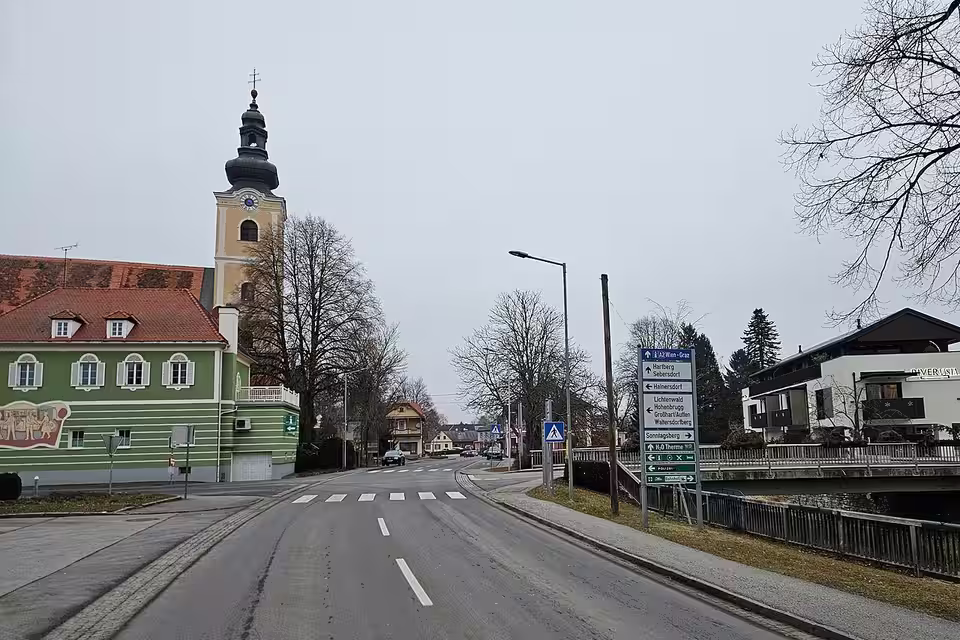 Straße durch Bad Waltersdorf mit Pfarrkirche