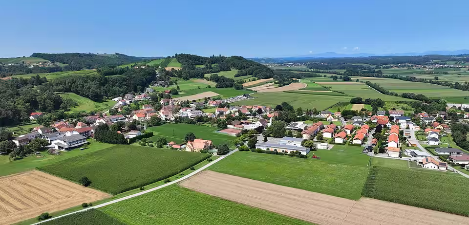 Luftaufnahme von Bad Loipersdorf mit Kirche und umliegenden Feldern