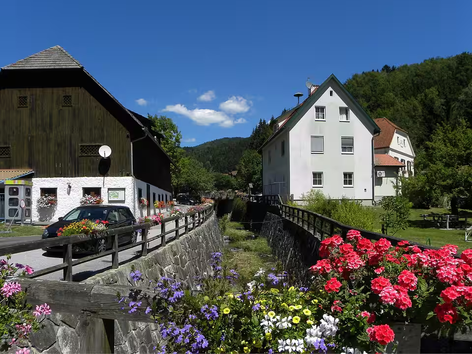 Blumengeschmückte Brücke in Mönichwald