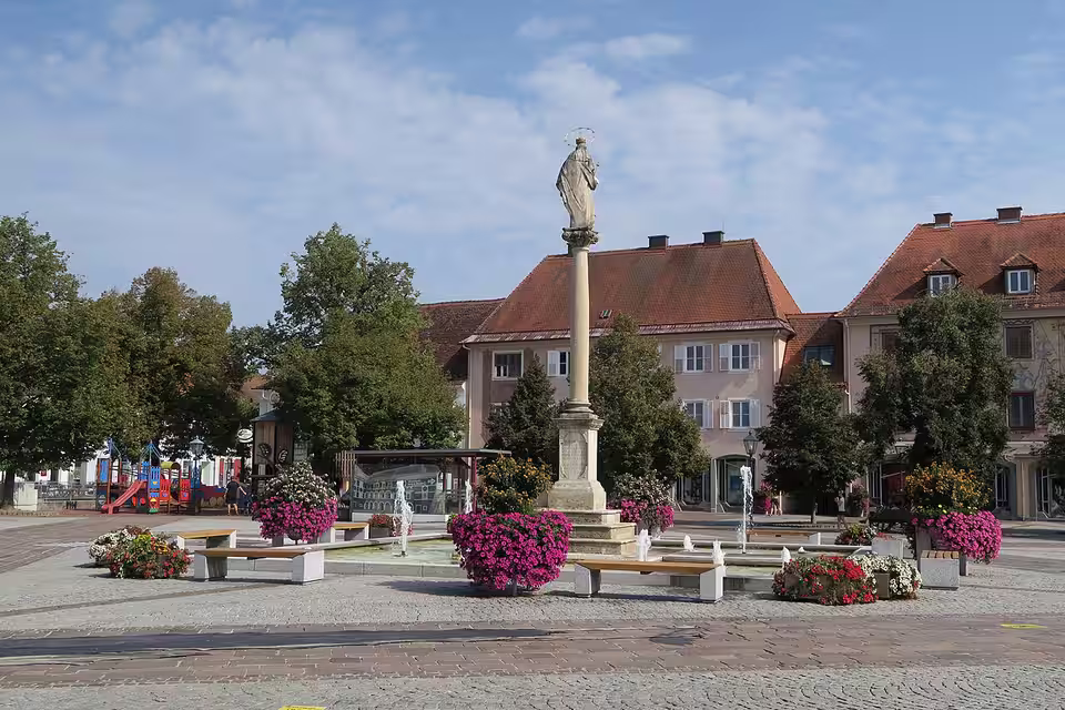 Hauptplatz in Fürstenfeld mit Mariensäule