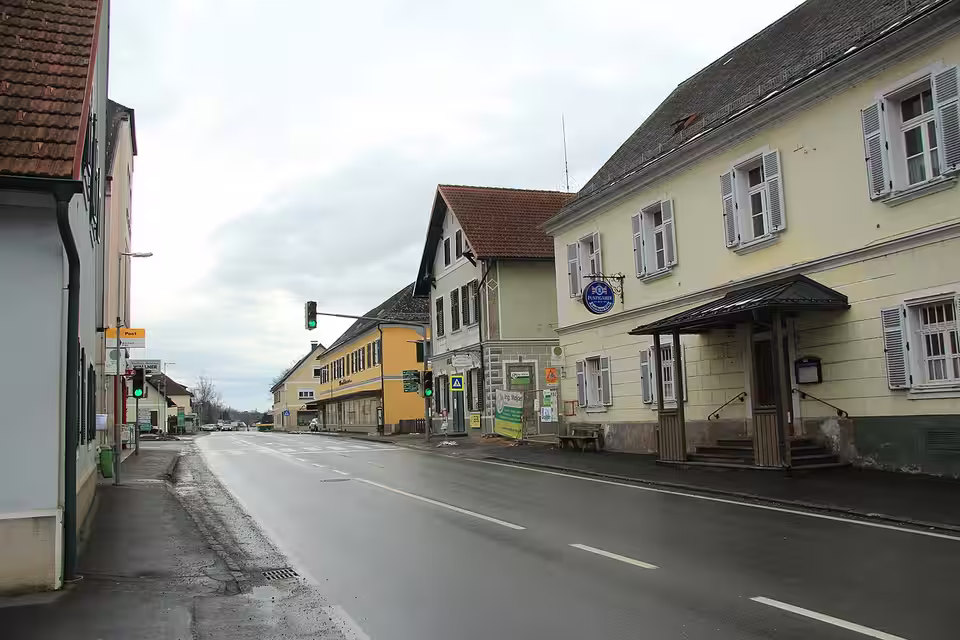 Straßenansicht von Halbenrain