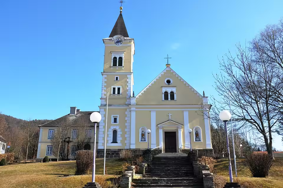 Pfarrkirche zur Heiligen Dreifaltigkeit in Tieschen