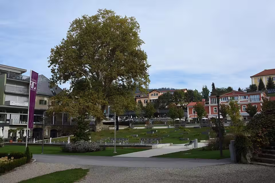 Grünanlage und Häuser im Ortszentrum von Bad Gleichenberg