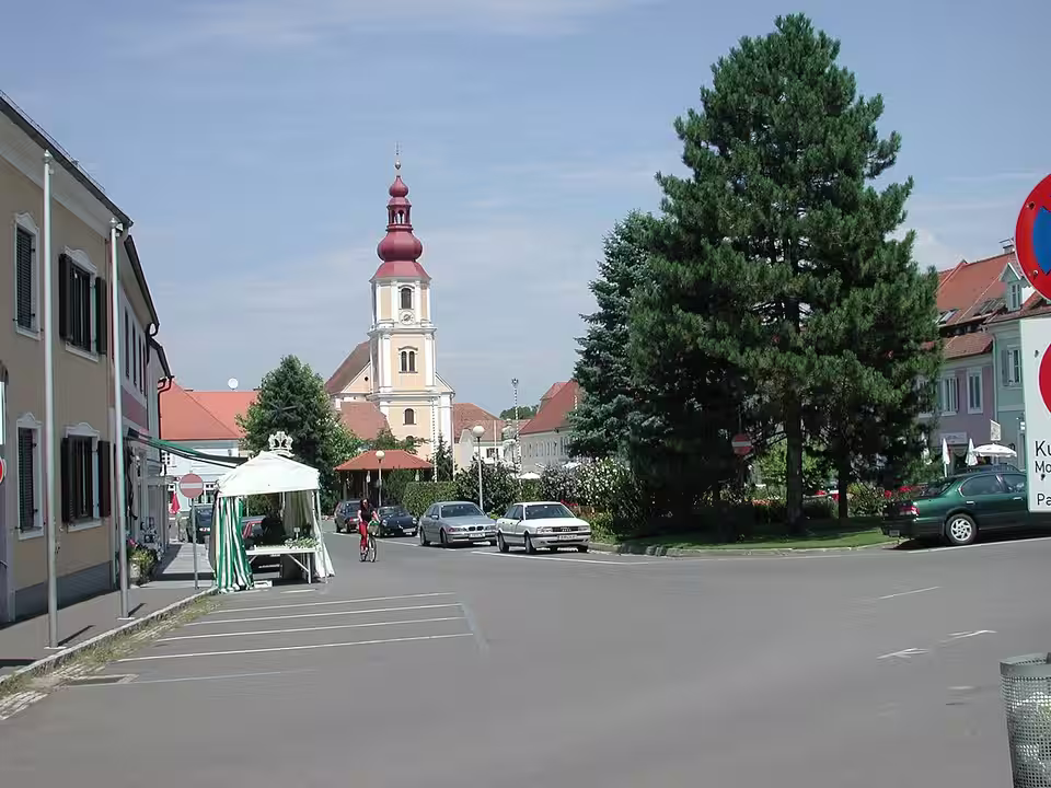 Hauptplatz und Pfarrkirche von Fehring