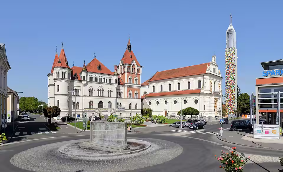 Villa Hold und Stadtpfarrkirche im Zentrum von Feldbach