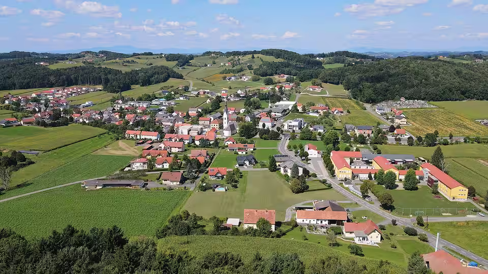 Luftaufnahme von Paldau mit Häusern und Kirche