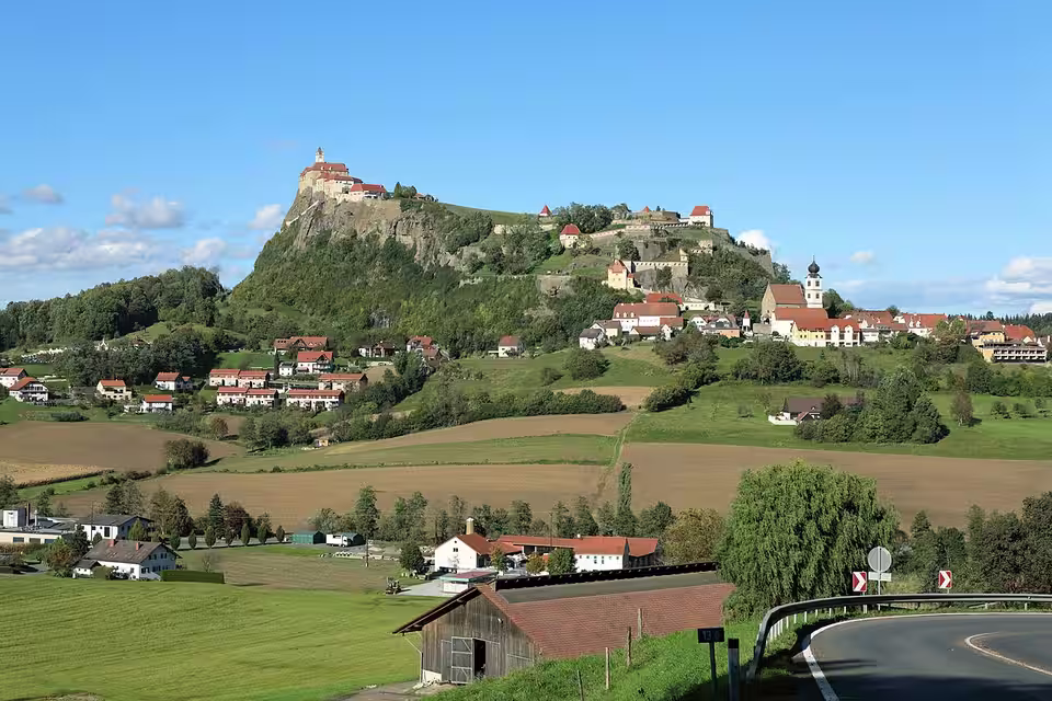 Riegersburg mit Burganlage und Ort am Fuß des Burgfelsens