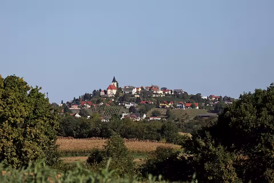 Sankt Anna am Aigen mit Kirche über den Weingärten