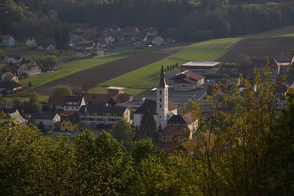 Ortszentrum von Sankt Peter am Ottersbach mit der Pfarrkirche