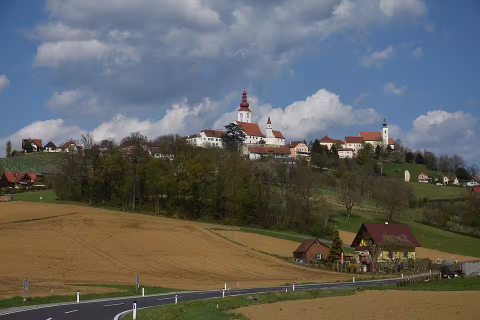 Blick auf Straden mit den Kirchen auf dem Hügel