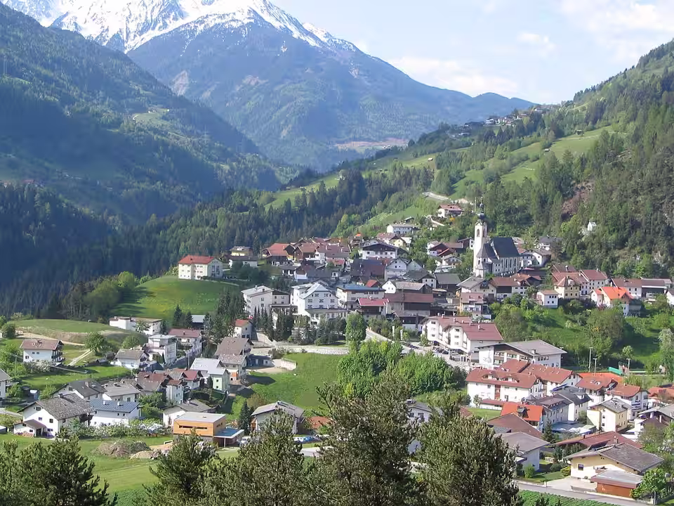 Blick auf Arzl im Pitztal mit Kirche und Bergkulisse