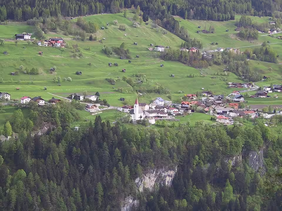 Imsterberg mit Kirche über dem Inntal