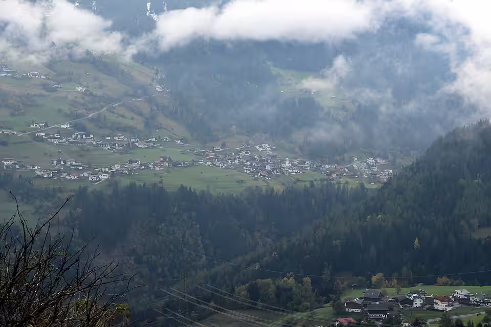 Blick von Wenns auf Jerzens bei tiefen Wolken